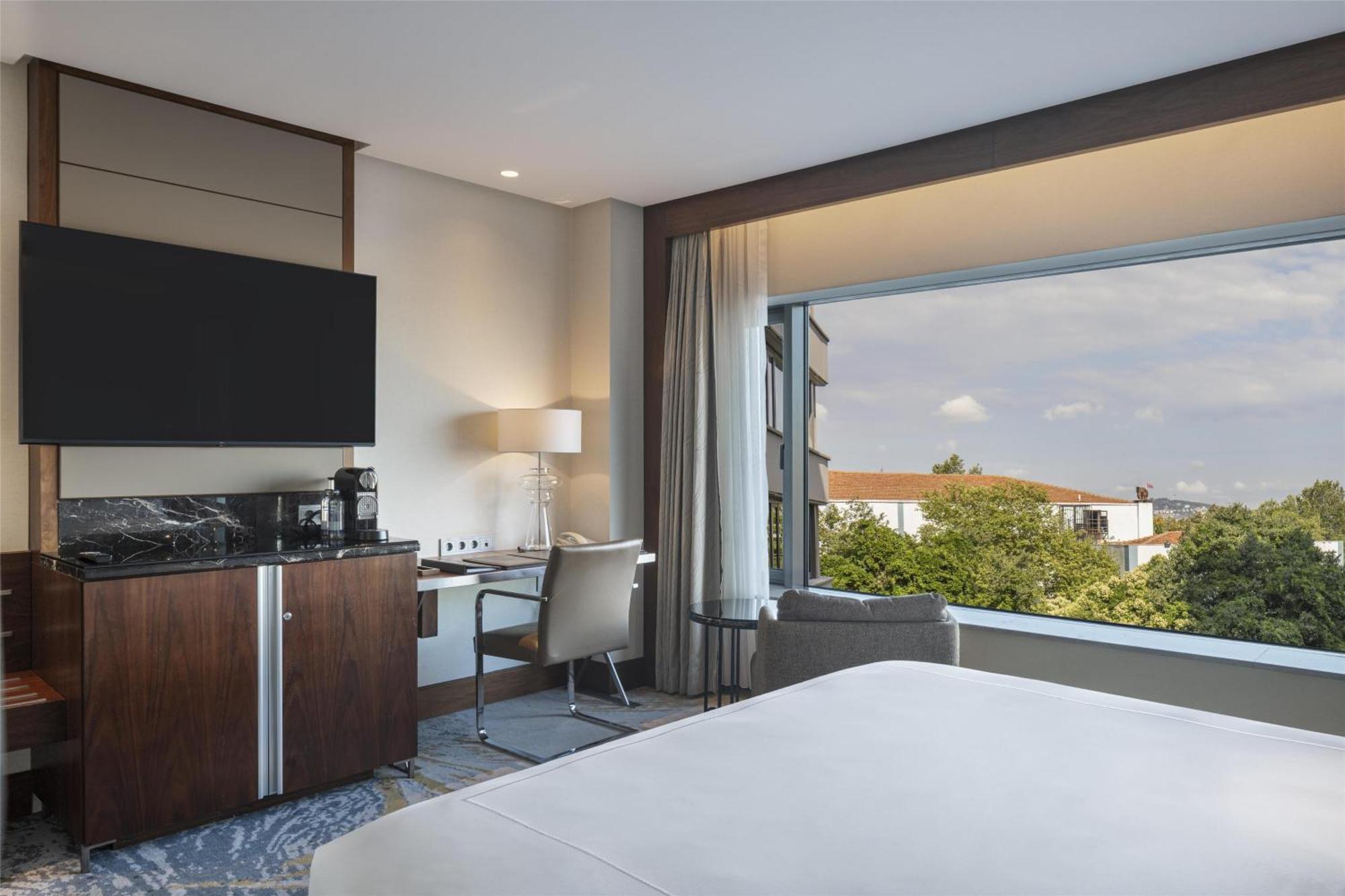 Deluxe Zimmer mit Kingsize-Bett und Blick auf den Bosporus