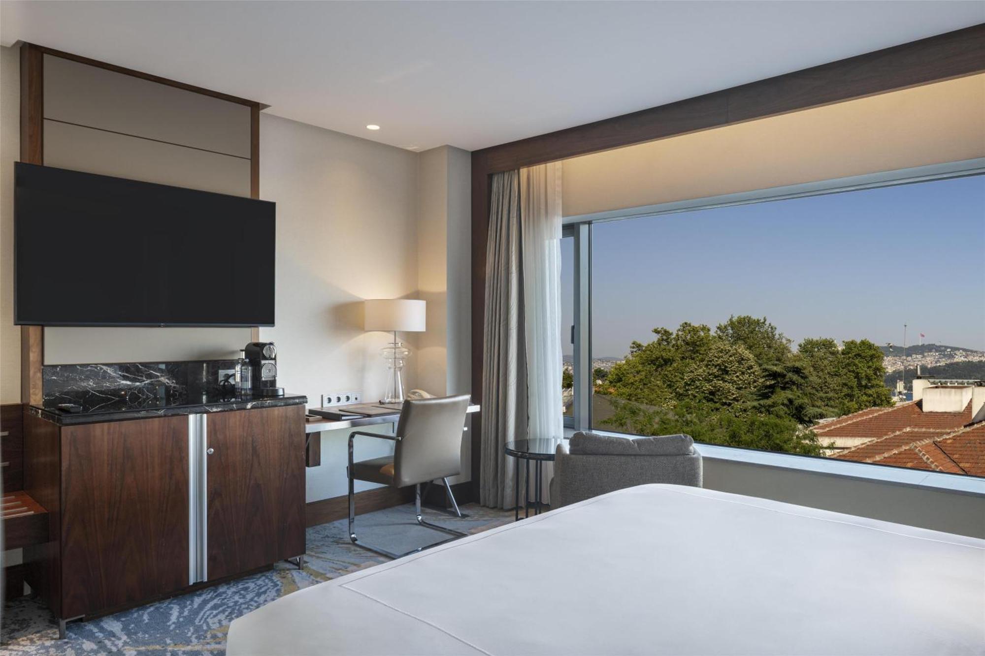 Deluxe Zimmer mit Kingsize-Bett und eingeschränktem Blick auf den Bosporus