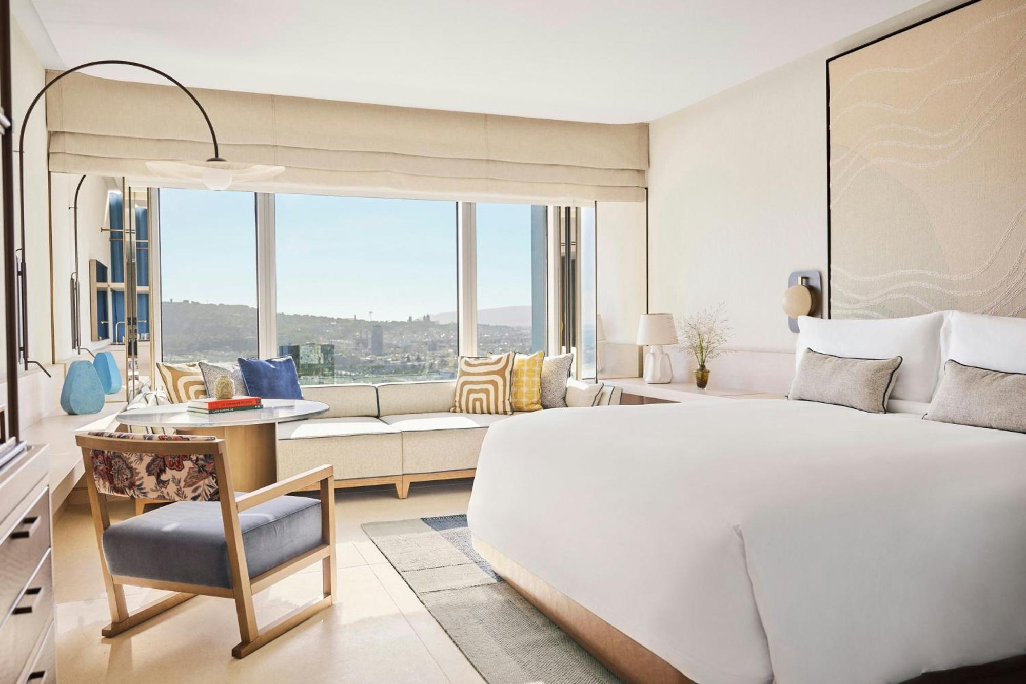 Panorama-Zimmer mit Kingsize-Bett und Stadtblick
