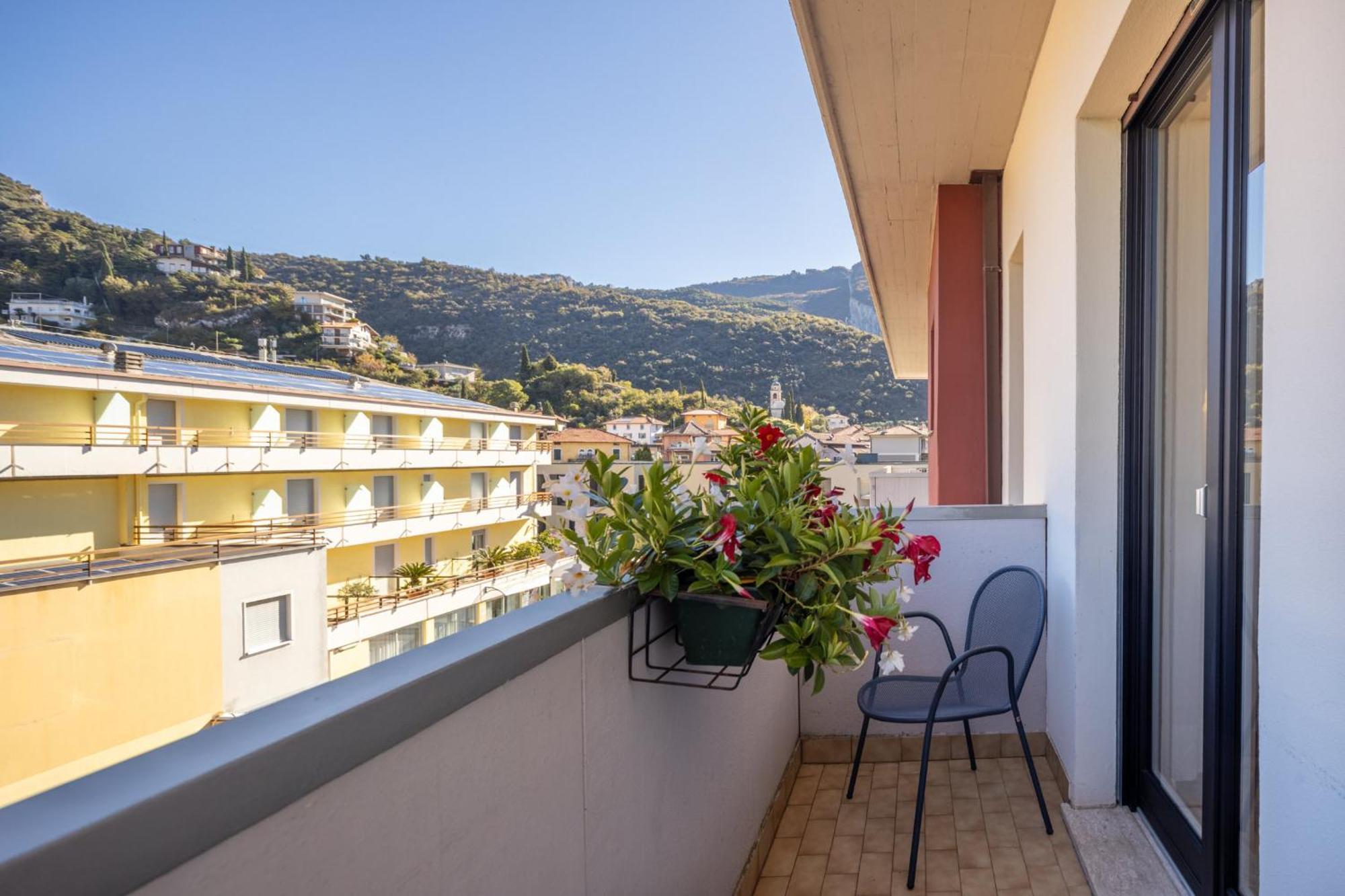 Doppel-/Zweibettzimmer mit Balkon