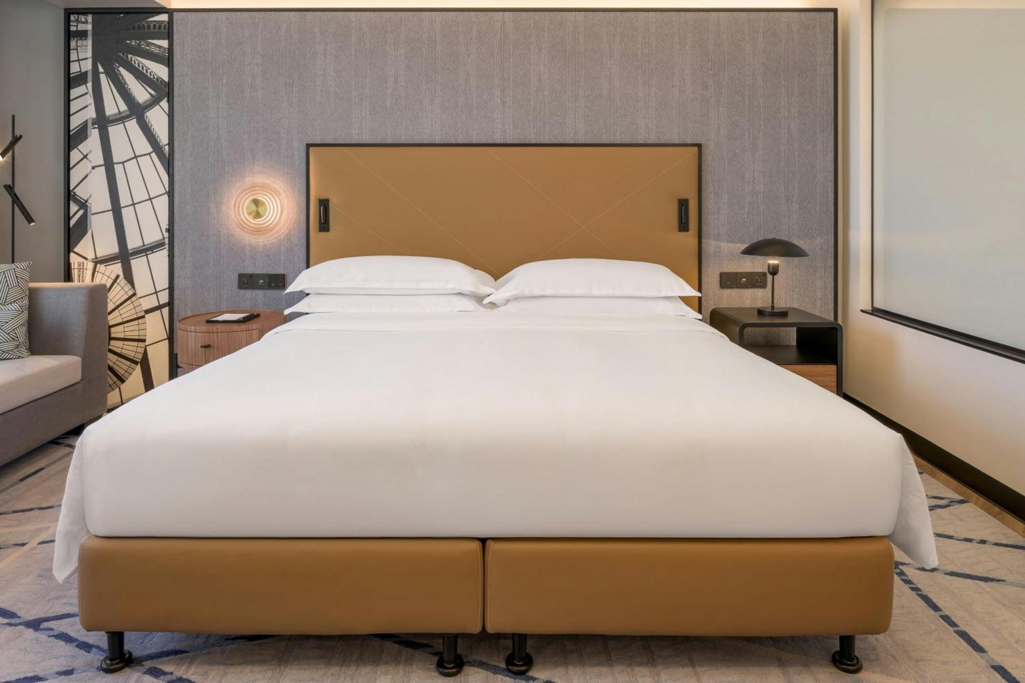 Deluxe Zimmer mit Kingsize-Bett und Stadtblick