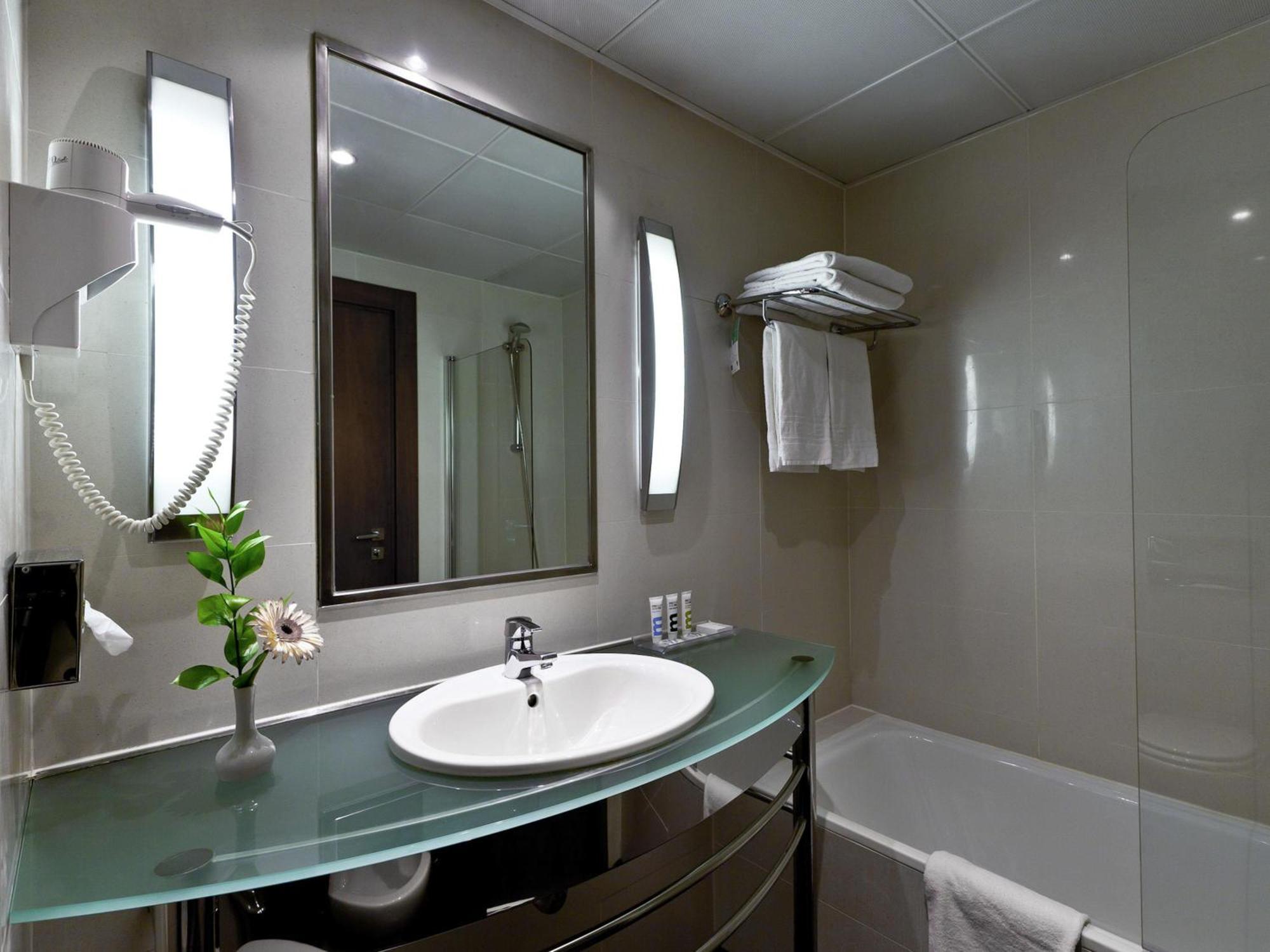 Suite mit Doppelbett und Wohnzimmer