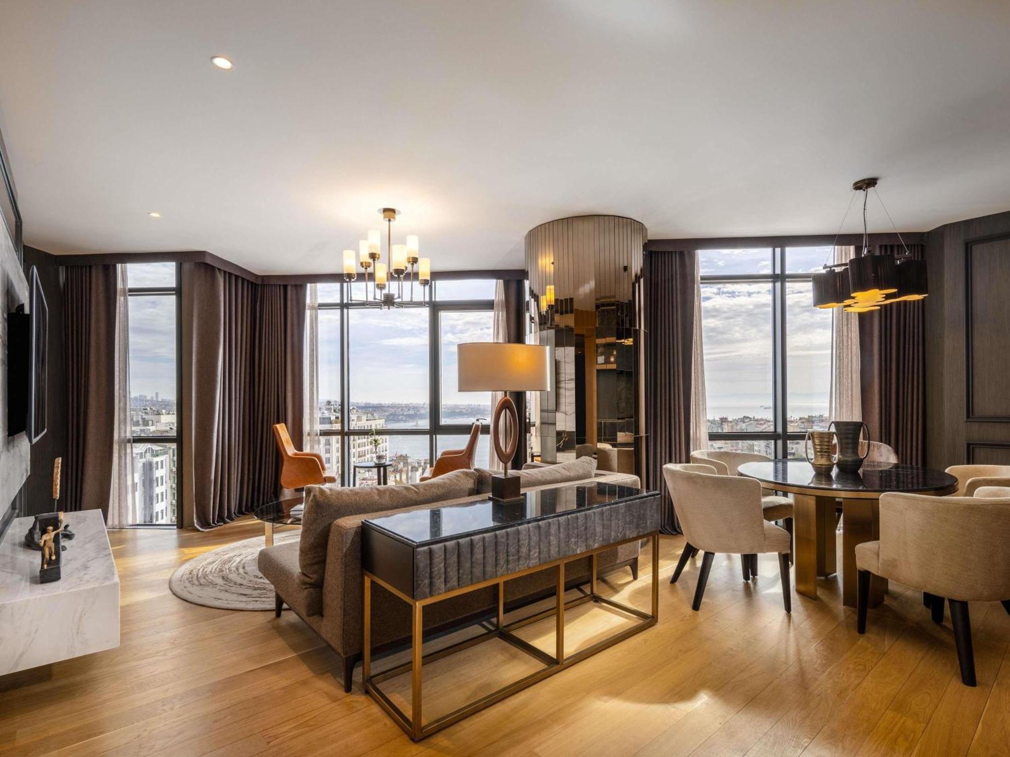 Signature Suite mit Kingsize-Bett, Blick auf den Taksim-Platz und Zugang zum Club Millesime