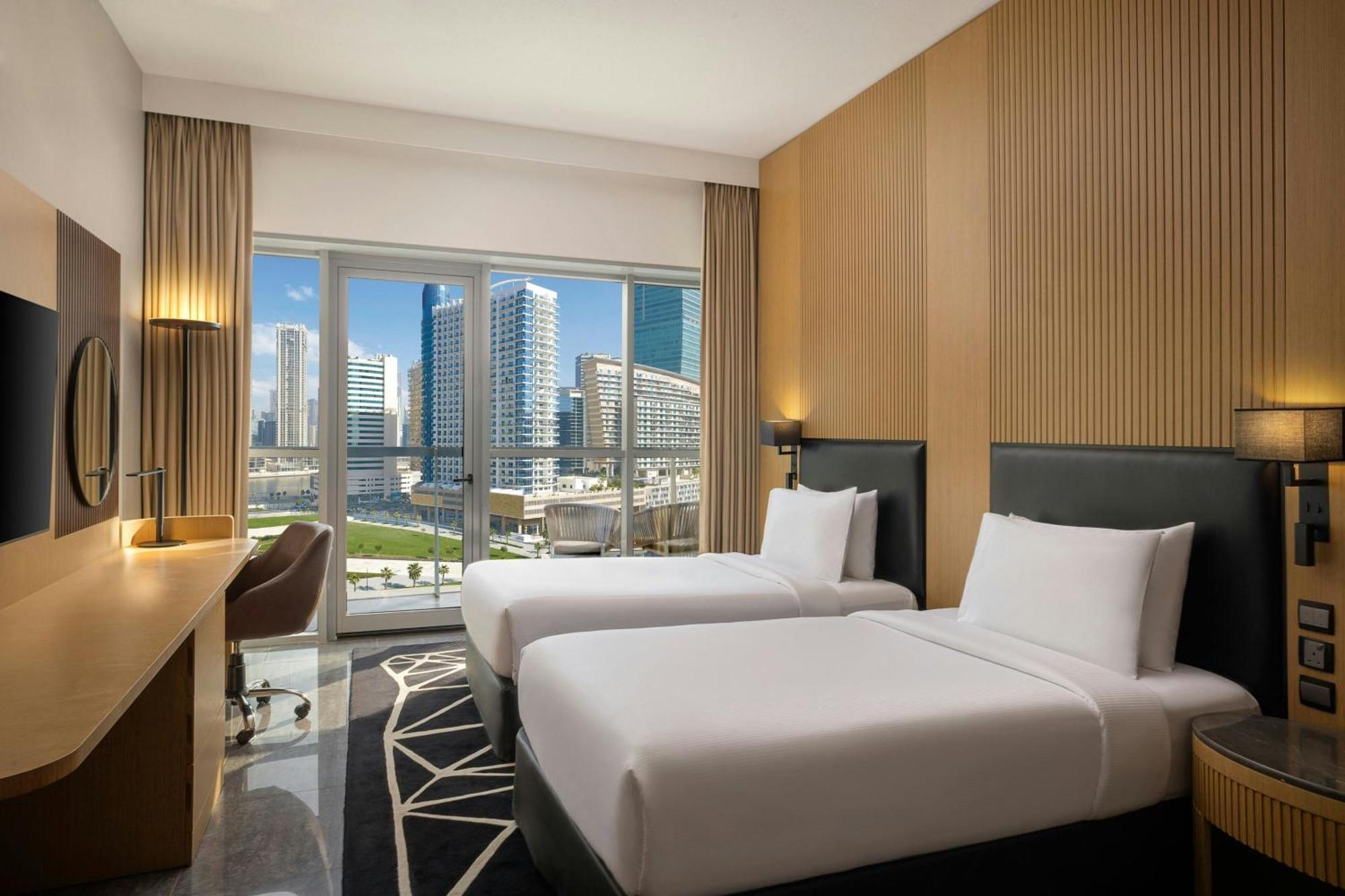 Deluxe Zweibettzimmer mit Balkon und Stadtblick