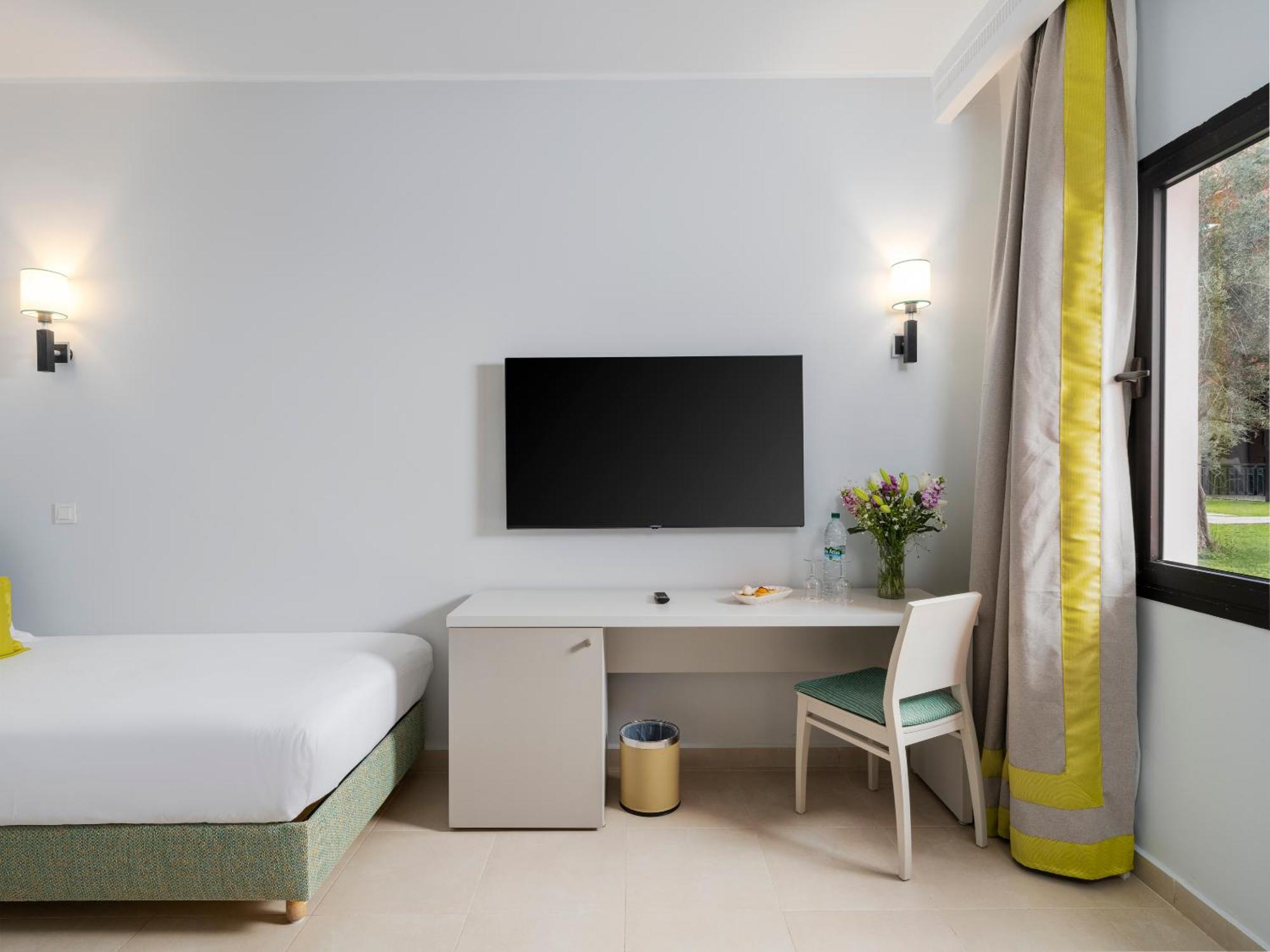 Standard Dreibettzimmer mit Poolblick