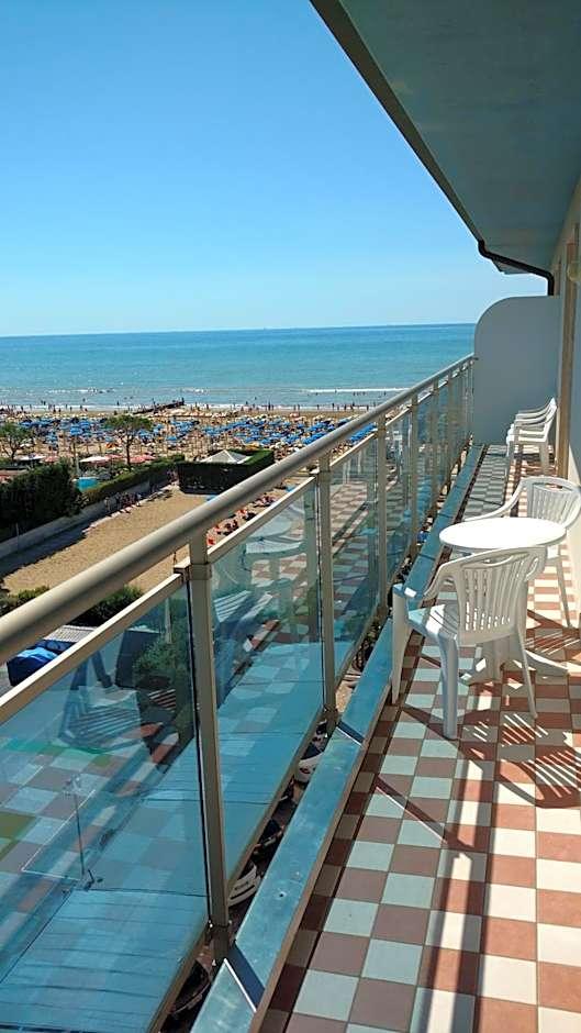 2 Doppelzimmer mit Verbindungstür, Balkon und seitlichem Meerblick