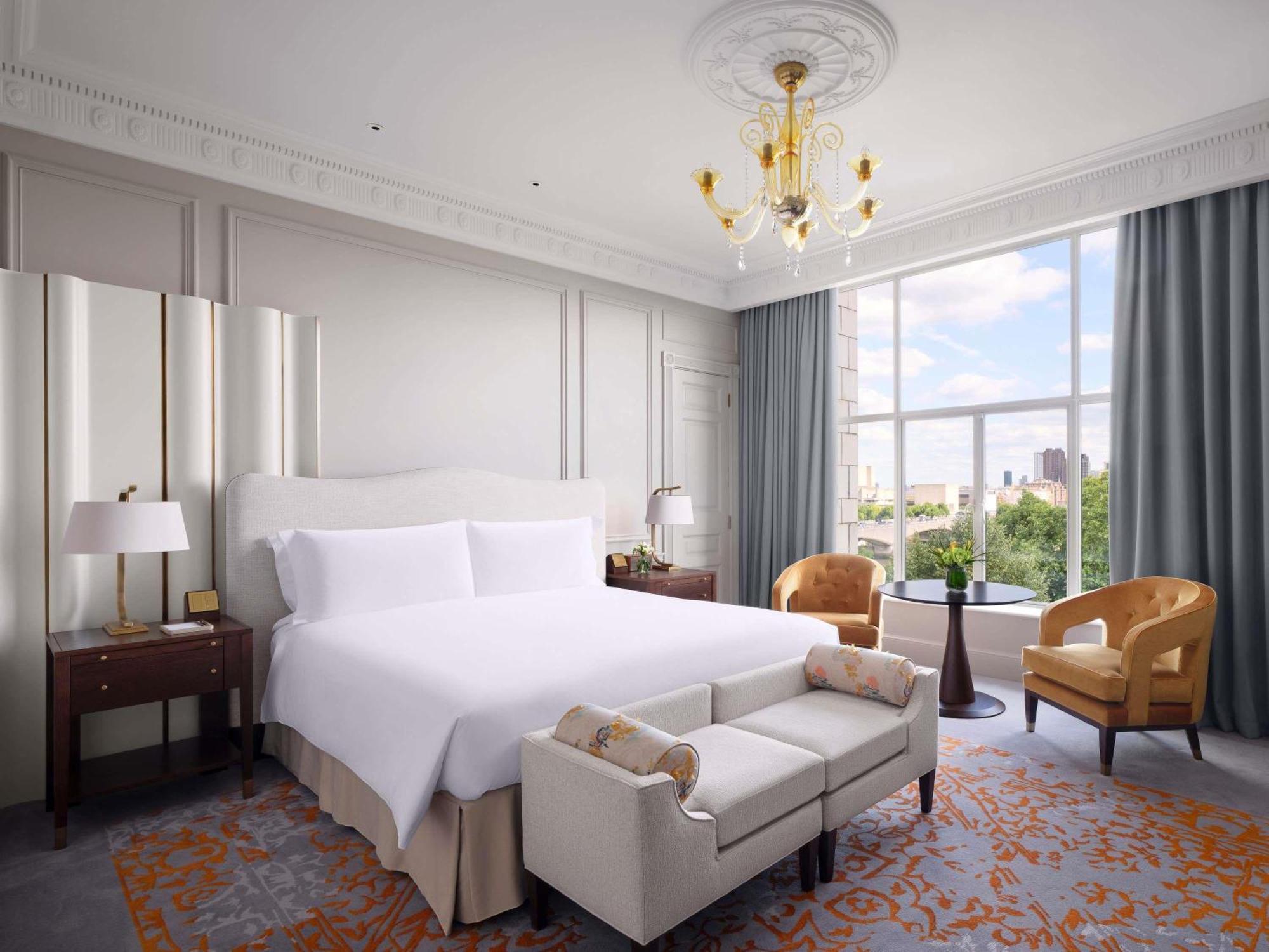 Junior Suite mit Kingsize-Bett und Flussblick