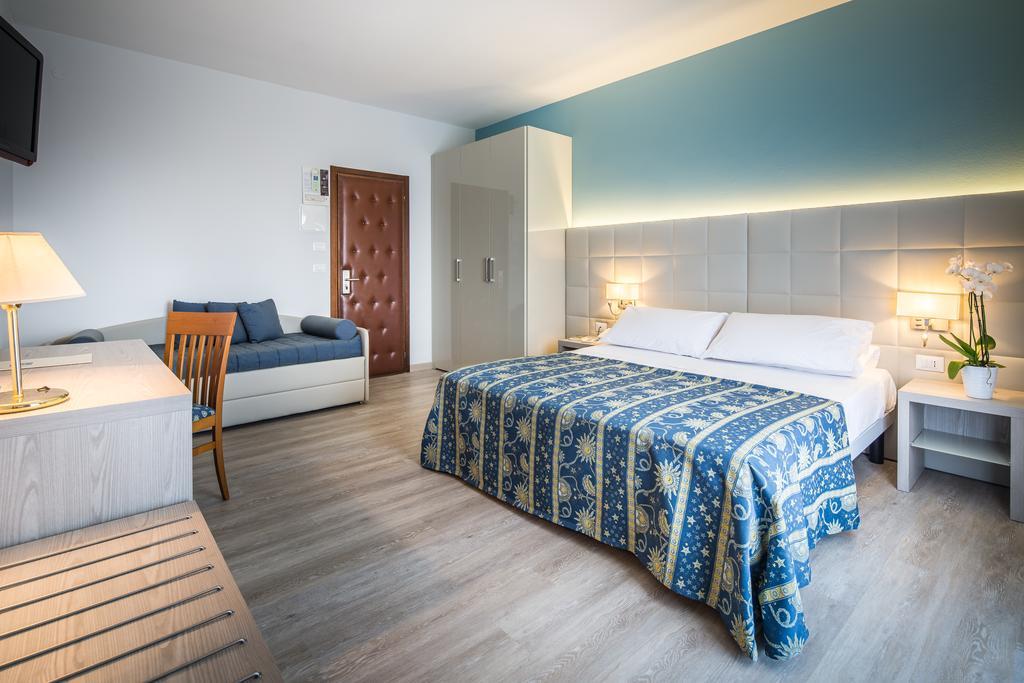 Panoramic Vierbettzimmer mit Meerblick
