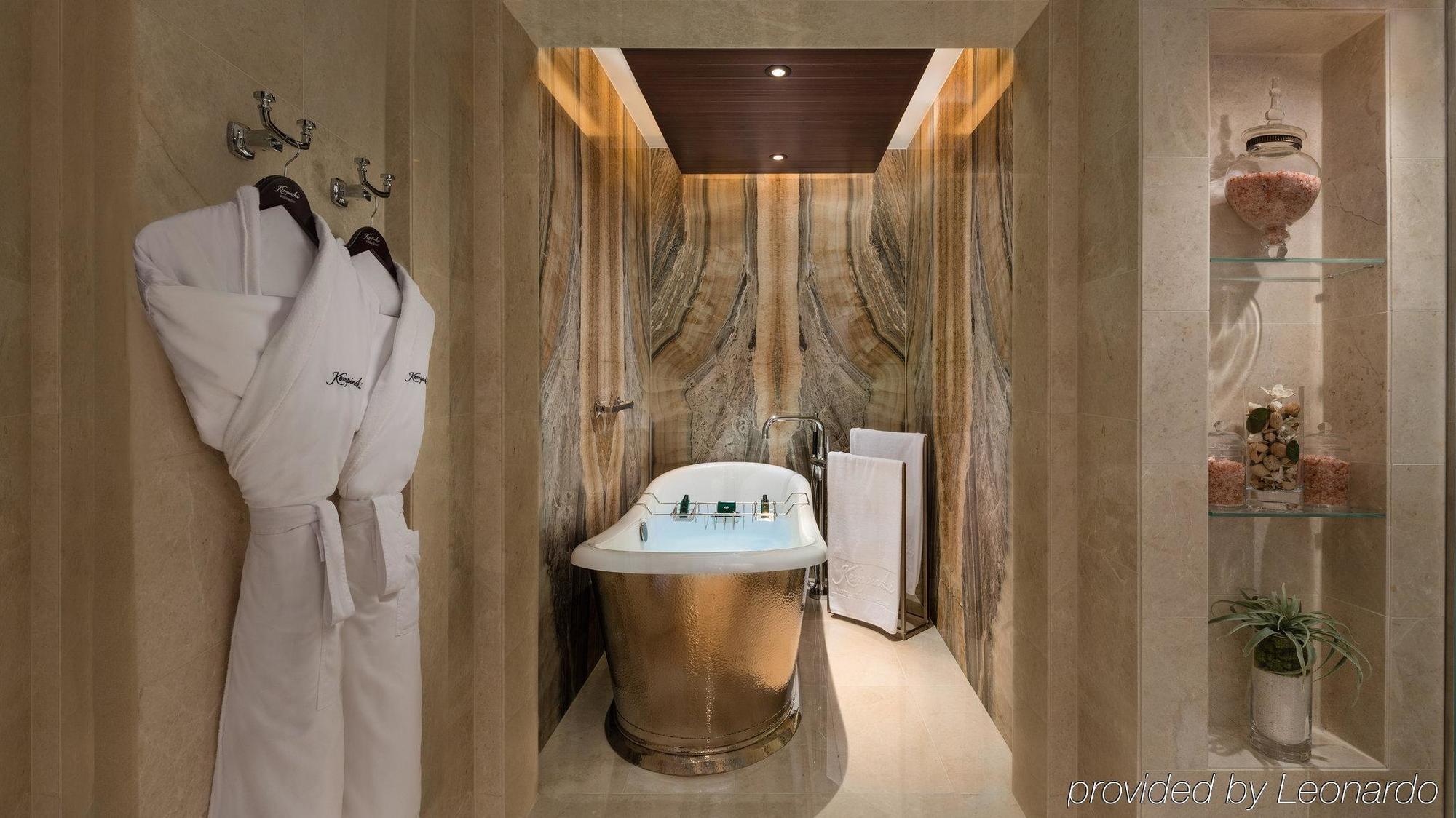 Aspen Ski Chalet mit 2 Schlafzimmern – Zugang zum Snow Park im Ski Dubai für 2 Personen, eigener Butler, Transfers vom/zum Flughafen Dubai (DXB), Zugang zur Lounge inklusive Afternoon Tea, Cocktailstunden am Abend, alkoholfreien Erfrischungsgetränken