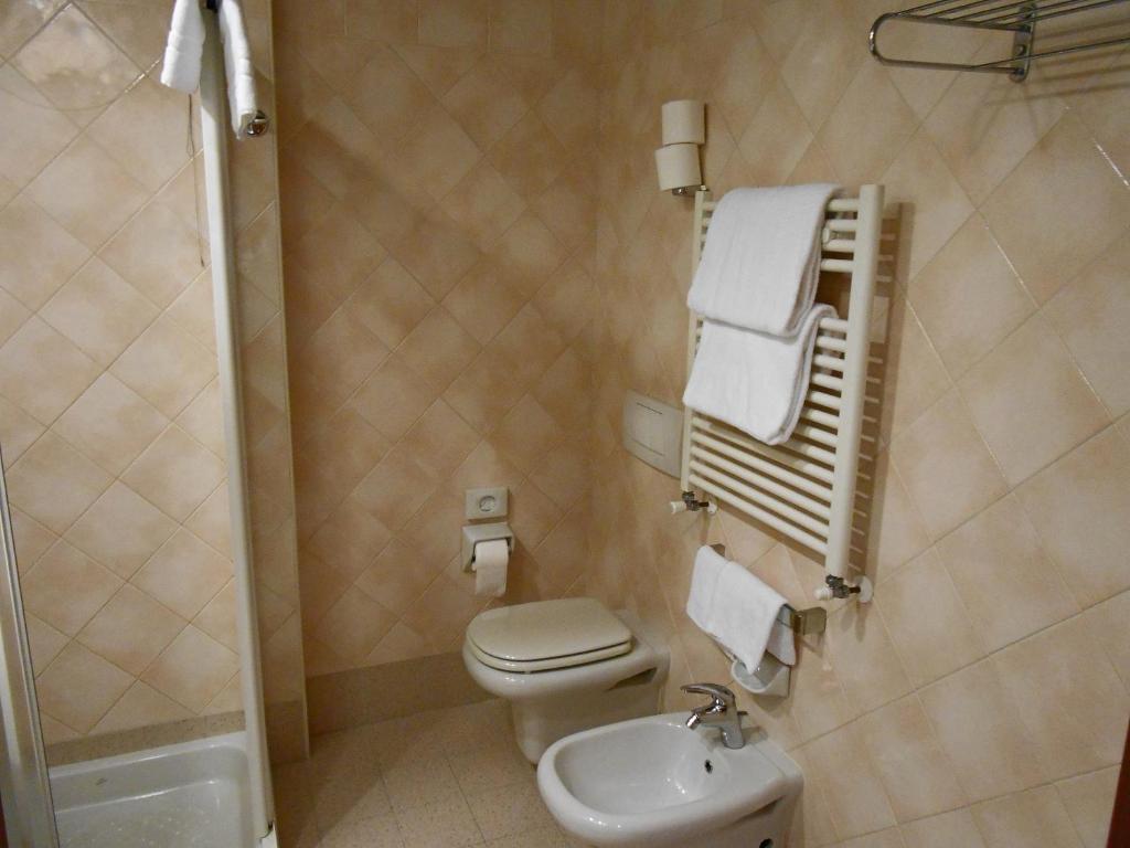 Comfort Zweibett- oder Doppelzimmer mit seitlichem Seeblick