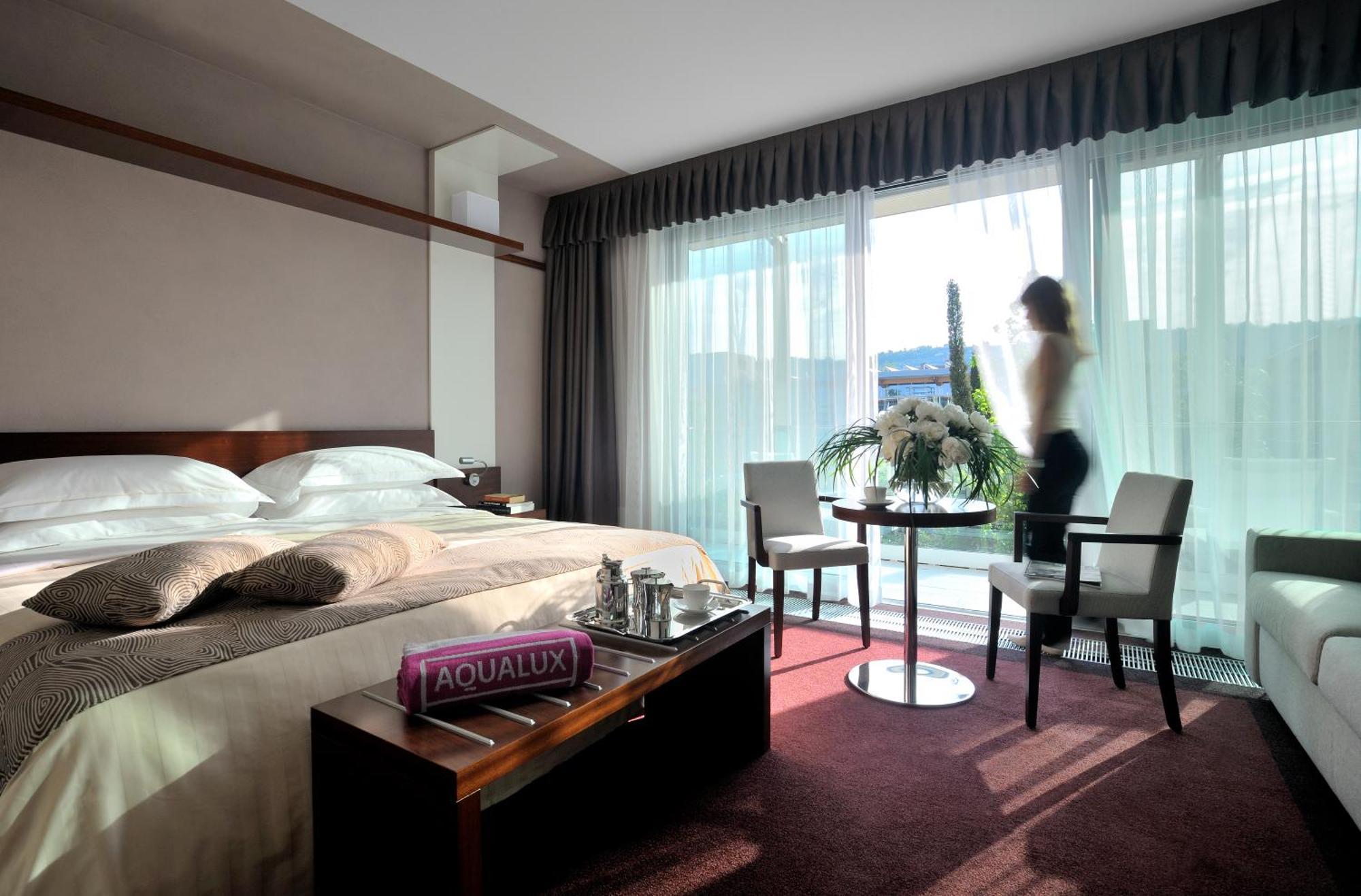 Dreibettzimmer mit Poolblick
