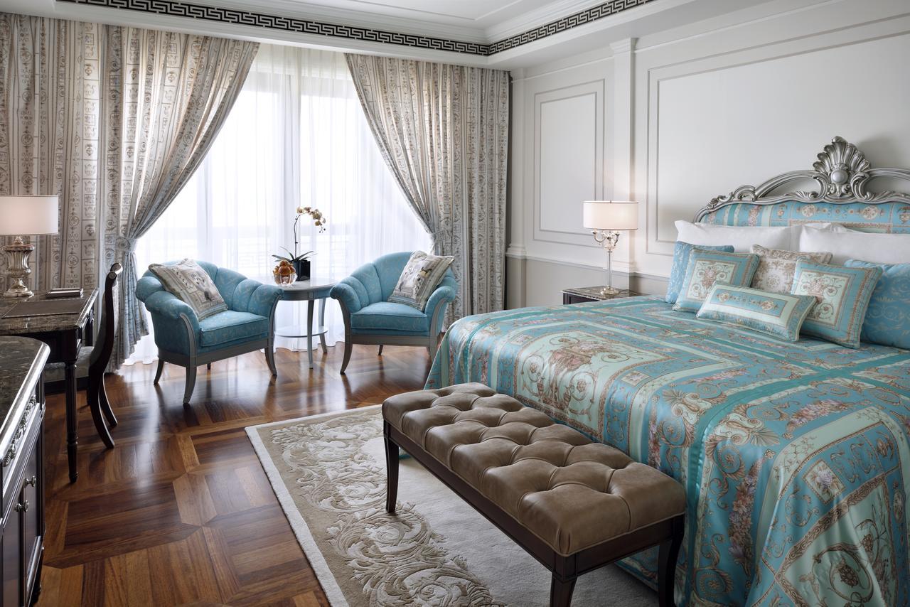Premier Versace Zimmer mit Blick auf den Dubai Creek mit Silvester-Galadinner