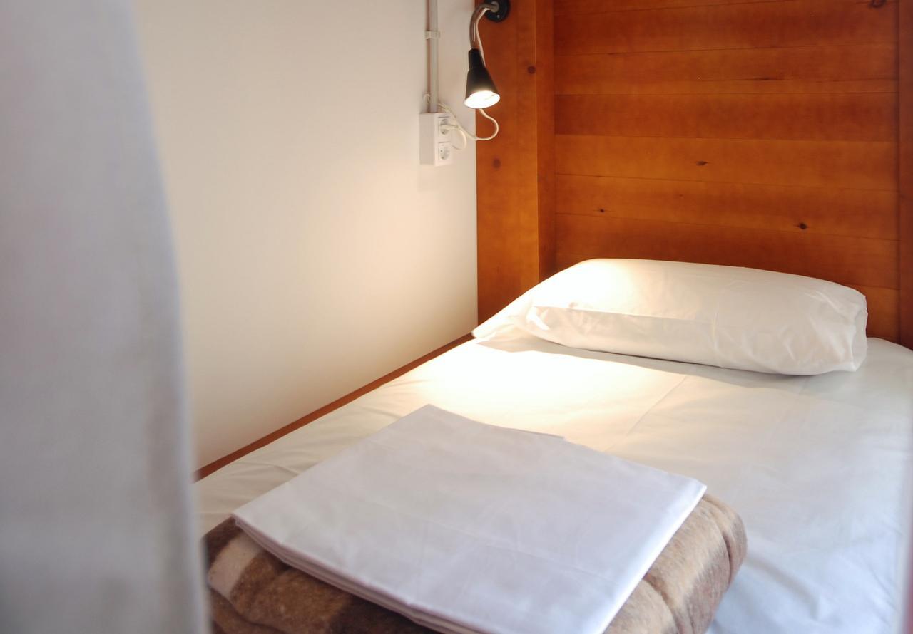 Bett im gemischten 14-Bett-Schlafsaal