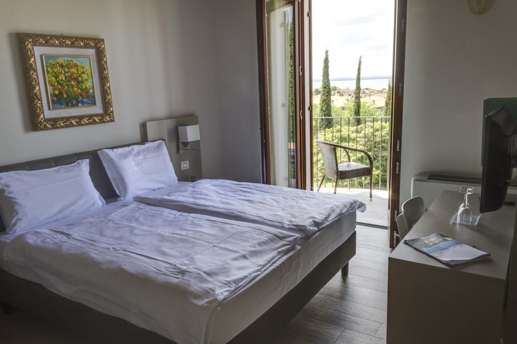 Deluxe Doppel- oder Zweibettzimmer mit Balkon und Seeblick