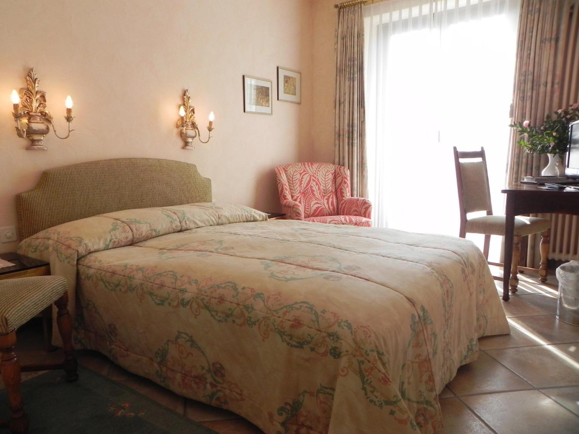Kleines Doppelzimmer mit schmalem Doppelbett