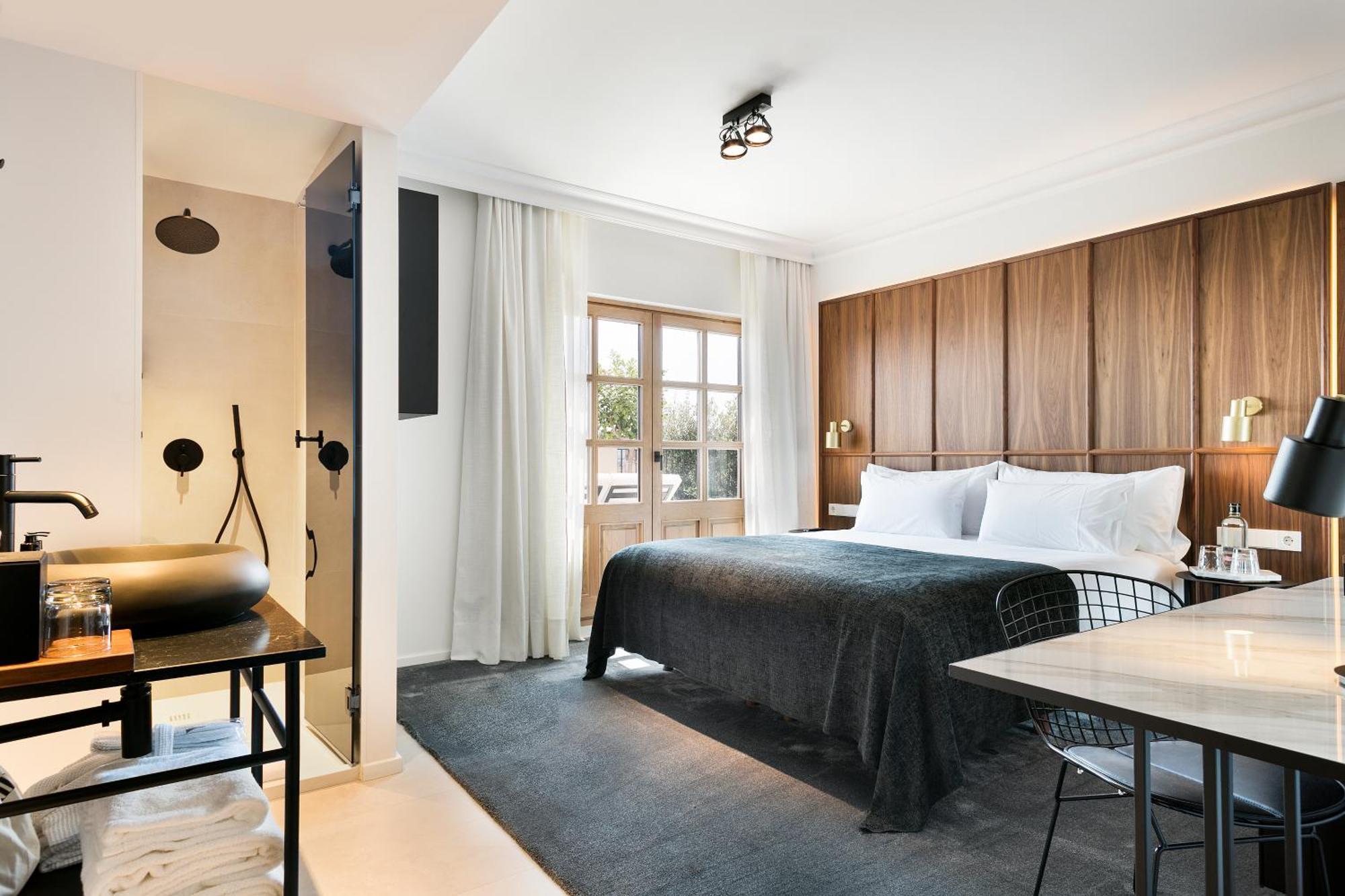 Zimmer mit Kingsize-Bett und Balkon