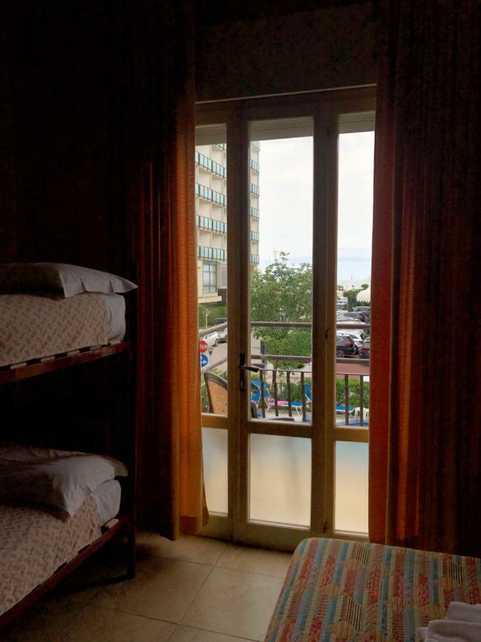 Vierbettzimmer mit Balkon und Meerblick