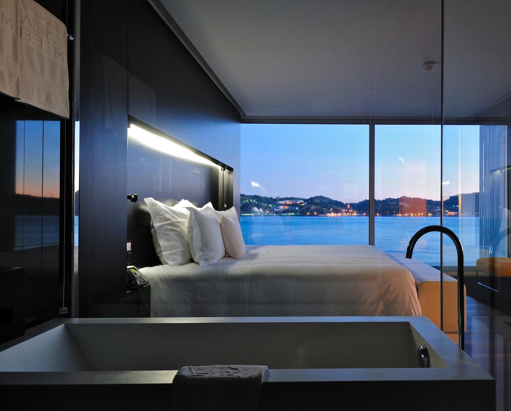 Zimmer mit Kingsize-Bett und Balkon