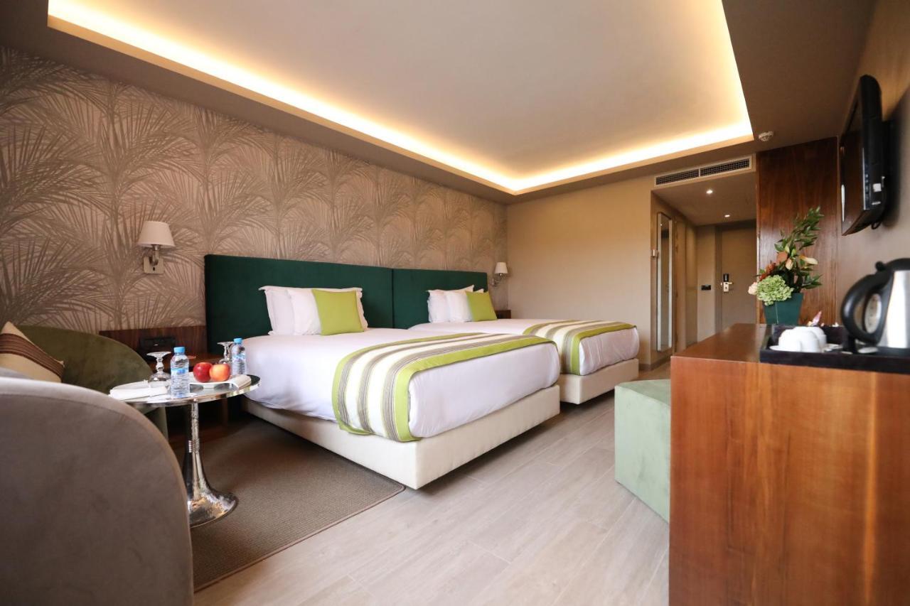 Premium Zimmer mit 2 Einzelbetten, Balkon und Poolblick