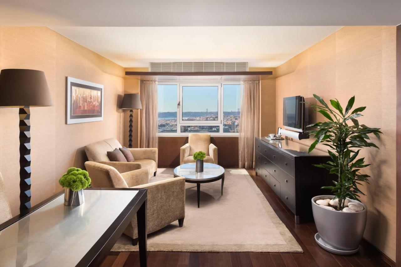 Executive Suite mit 1 Queensize-Bett, Blick auf die Skyline und Zugang zur Club Lounge