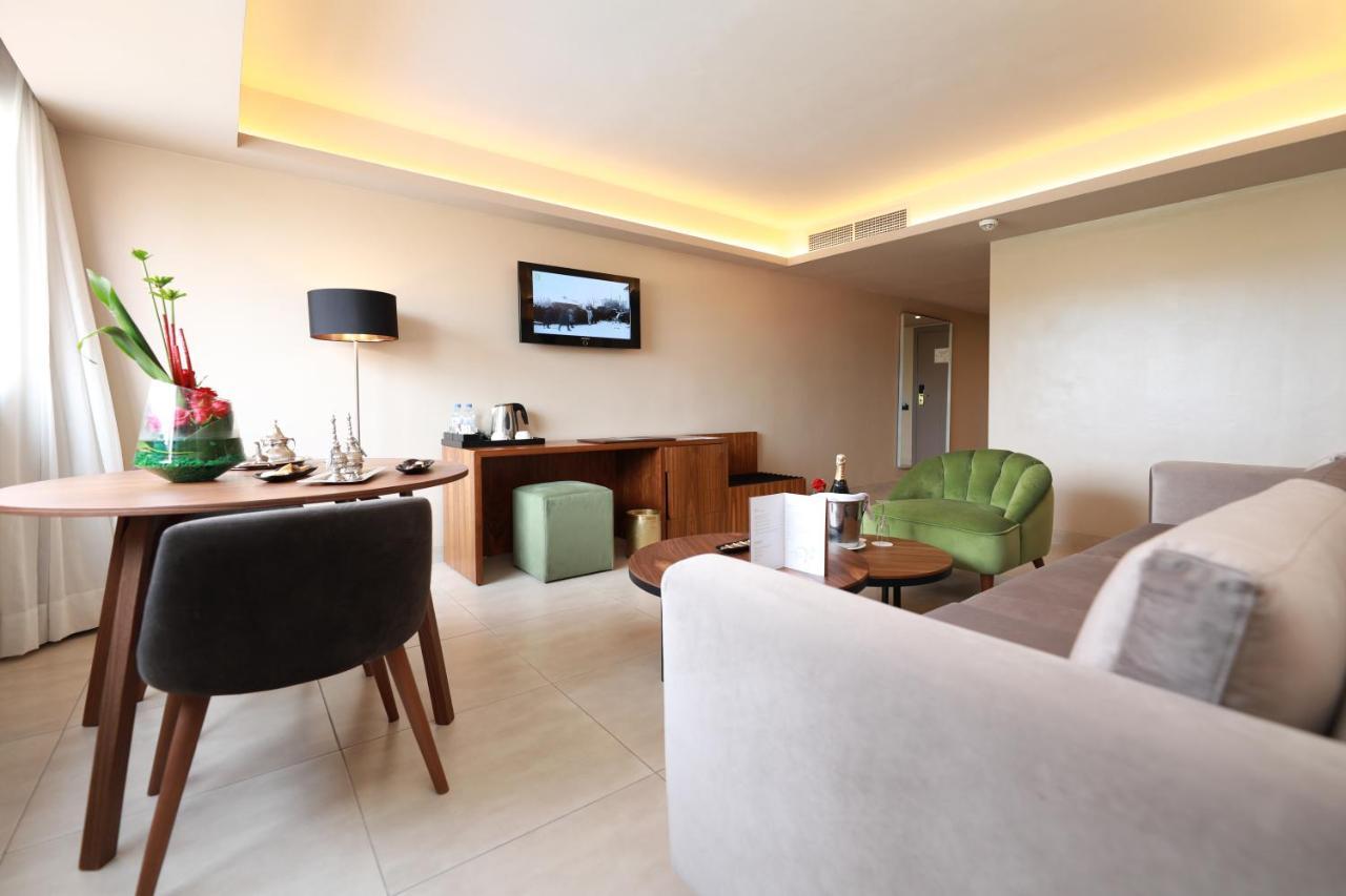Junior Suite mit Kingsize-Bett und Poolblick