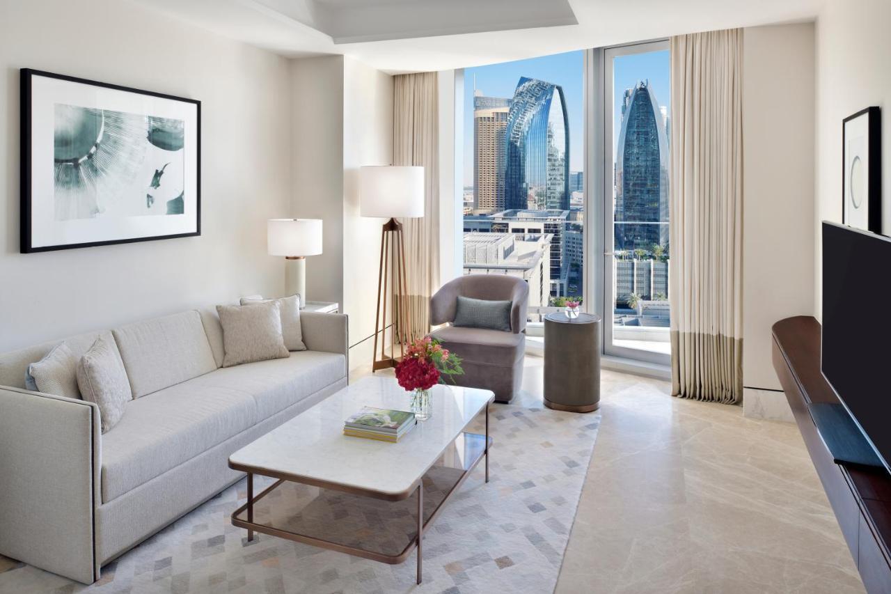 Executive Suite mit Blick auf den Himmel – Exklusiver Zugang zum Infinity-Pool auf Ebene 54