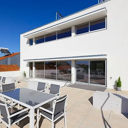 Uporto House Residence-3